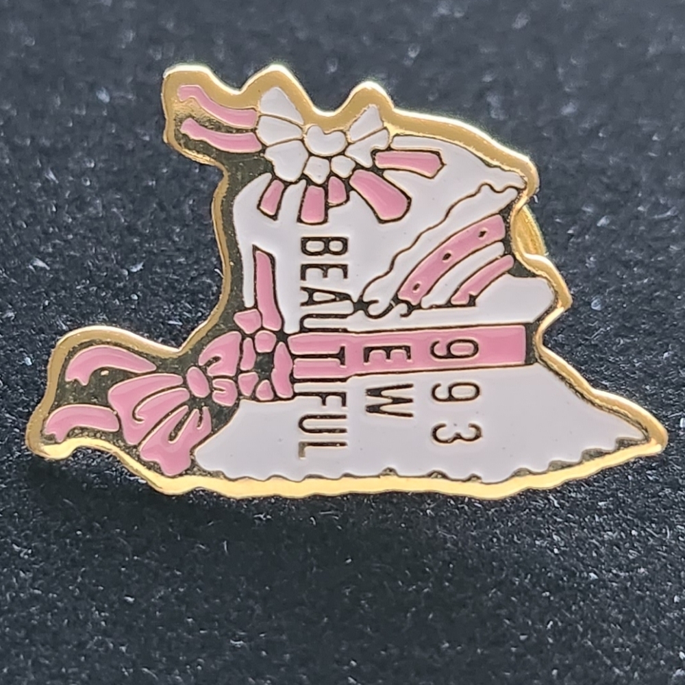 Vintage 1993 Sew Beautiful Lapel Pin Collectable - Picture 6 of 6
